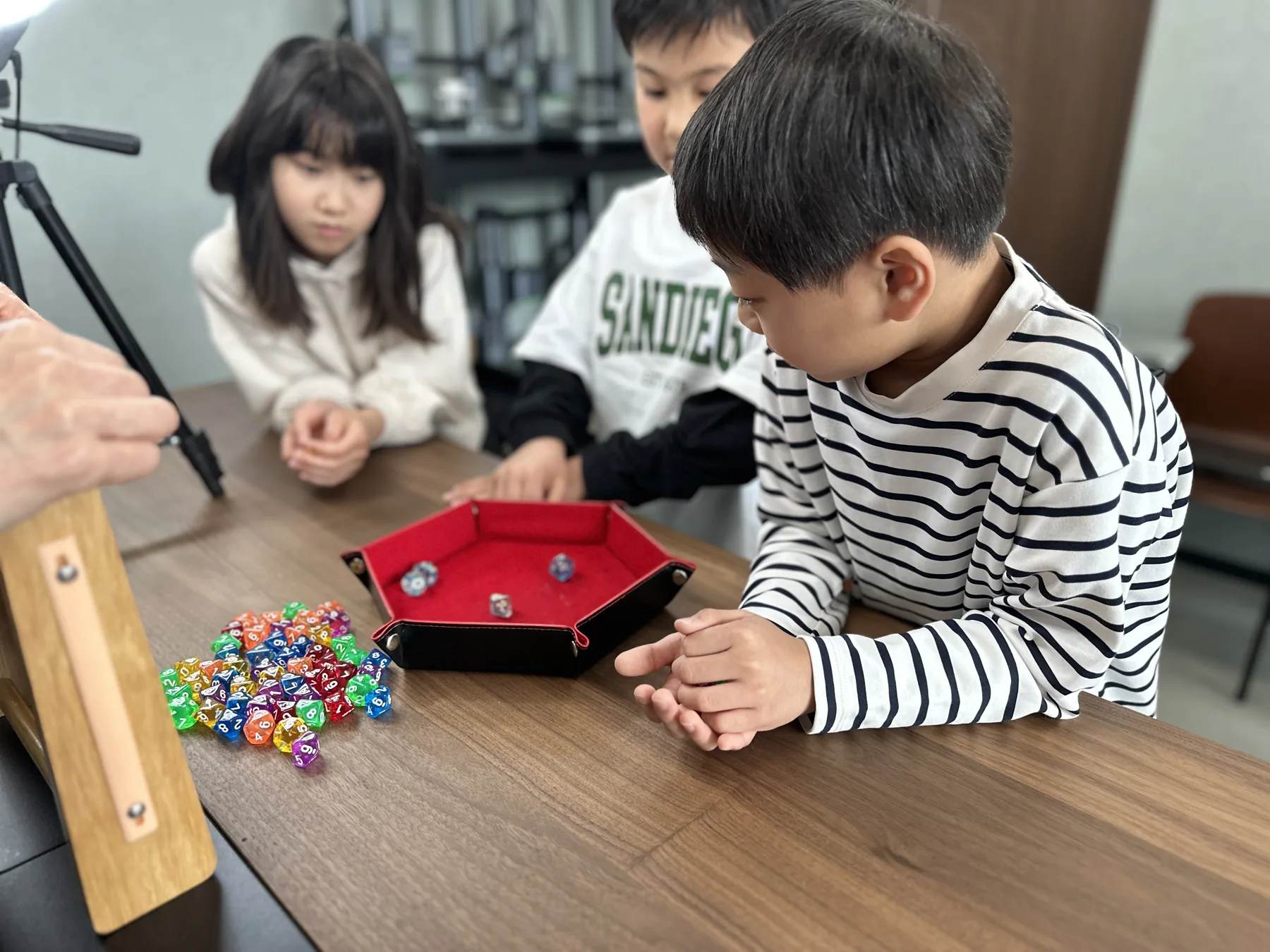 サイコロやカードを使って考える子どもたち
