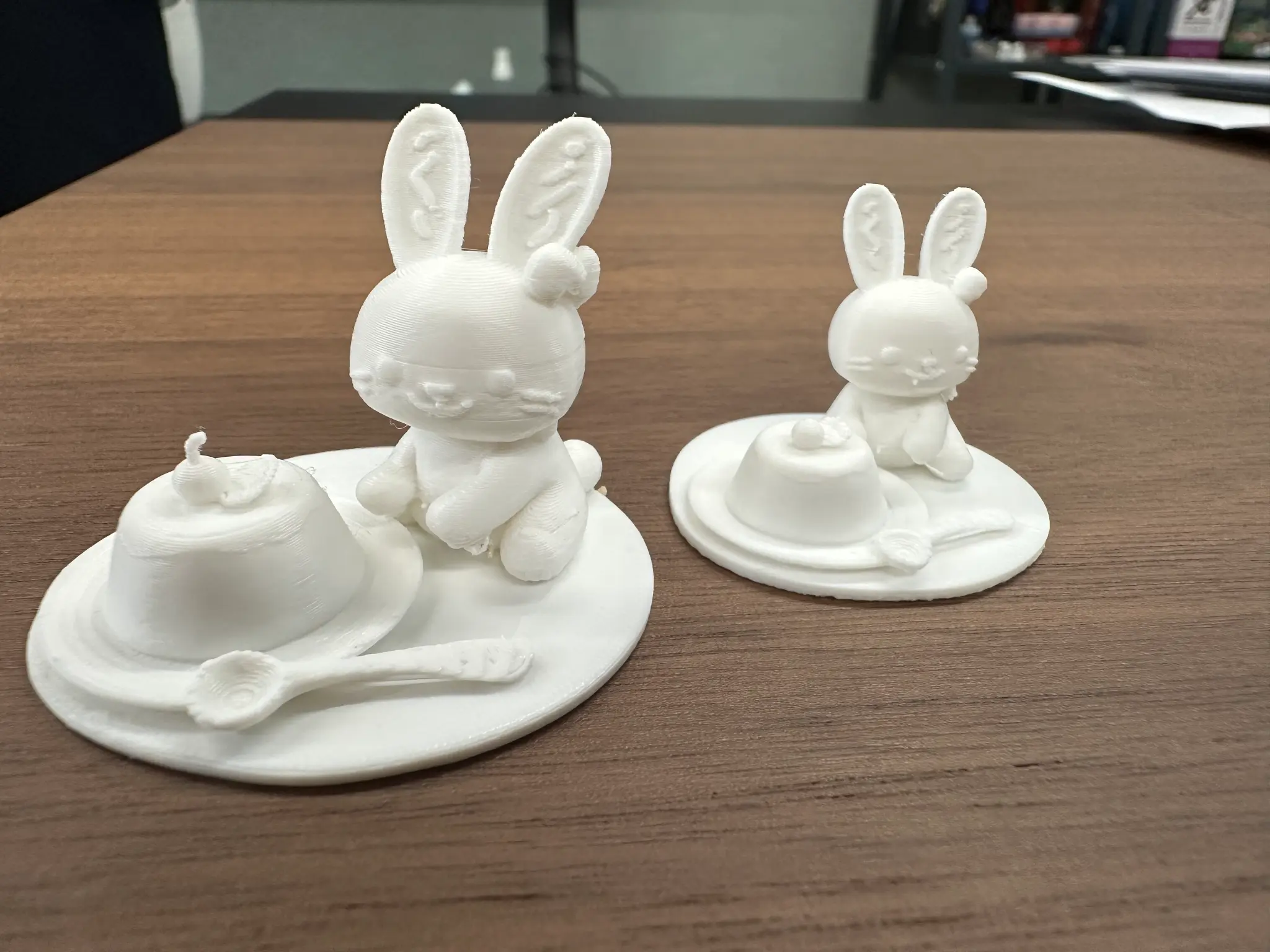 ウサギと食べ物を組み合わせた白い3D作品