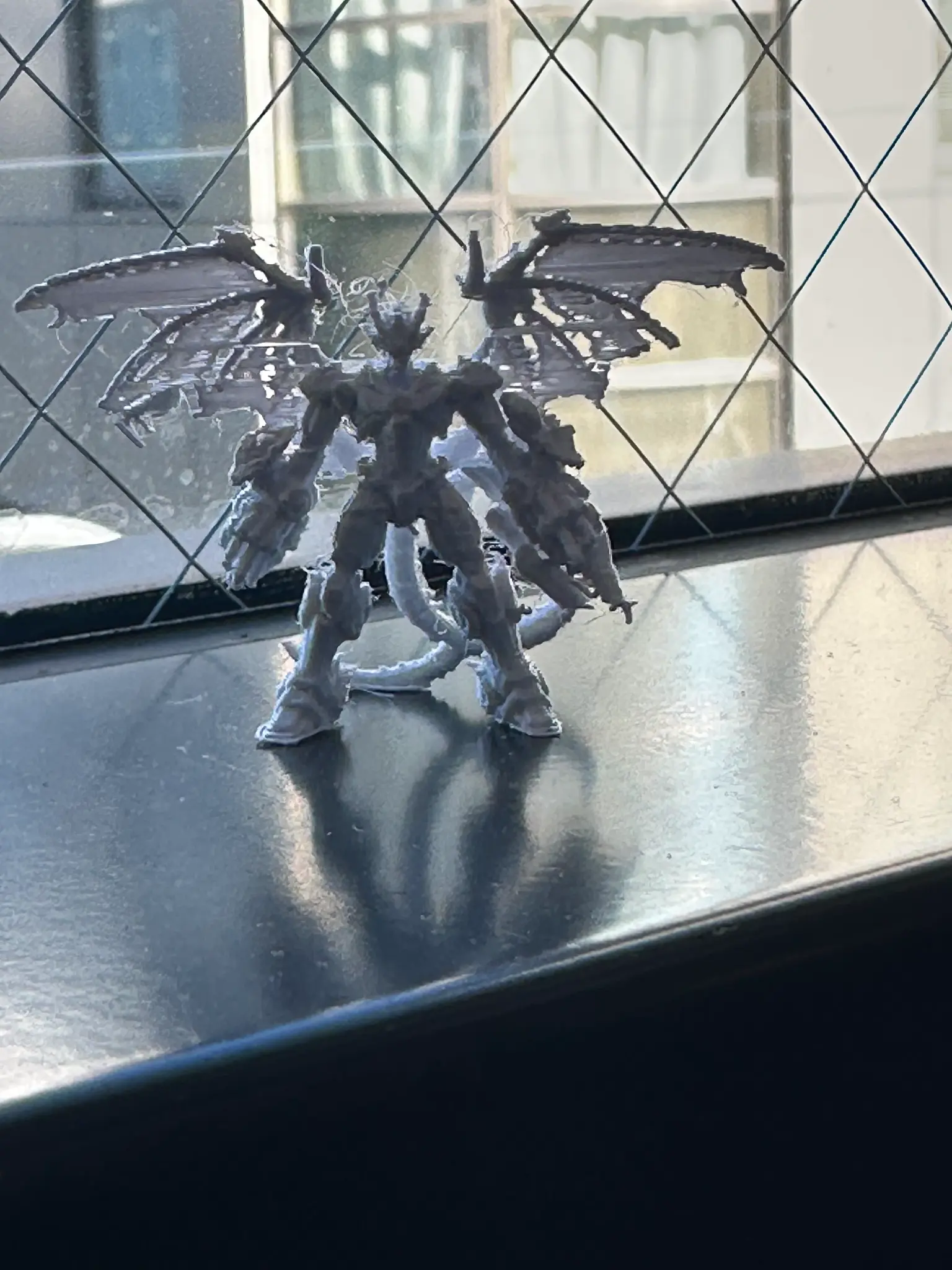 翼を広げた黒い3D作品