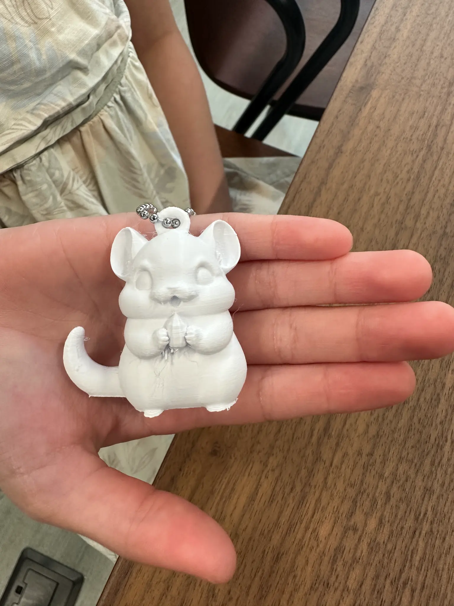 手のひらに乗る白い動物の3D作品