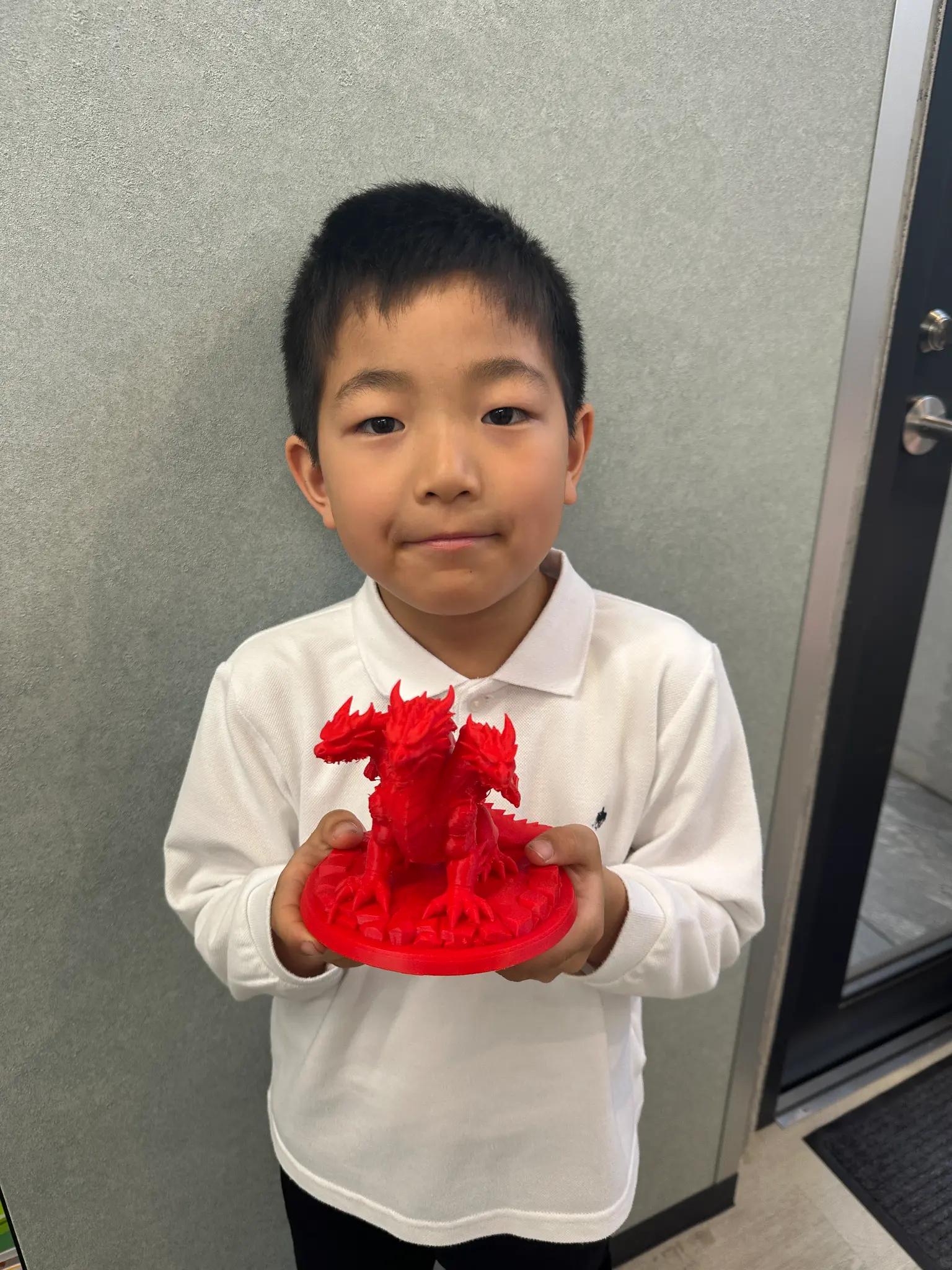 赤い3D作品を手に持つ子ども