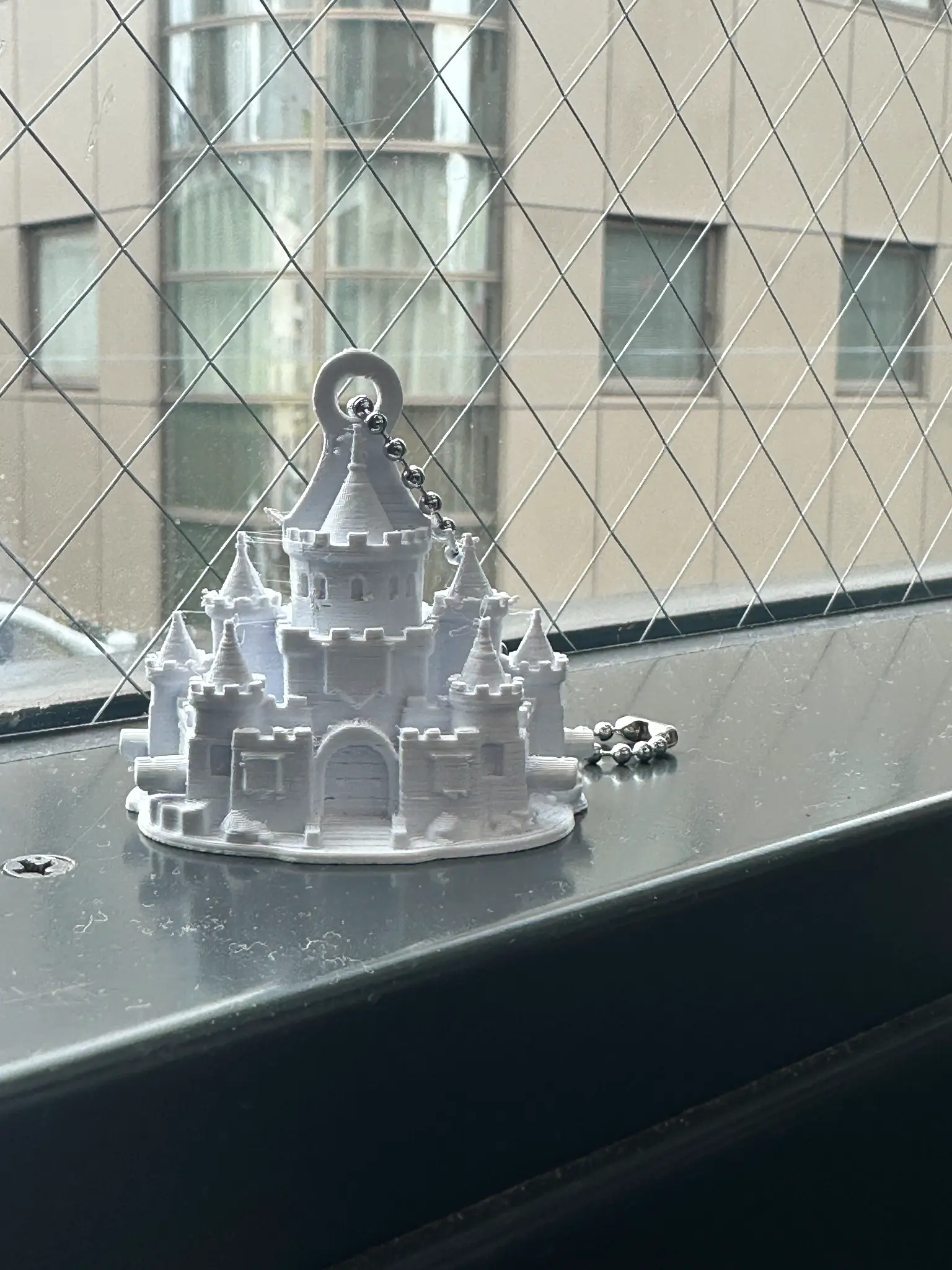 細部までつくられた白いお城の3D作品