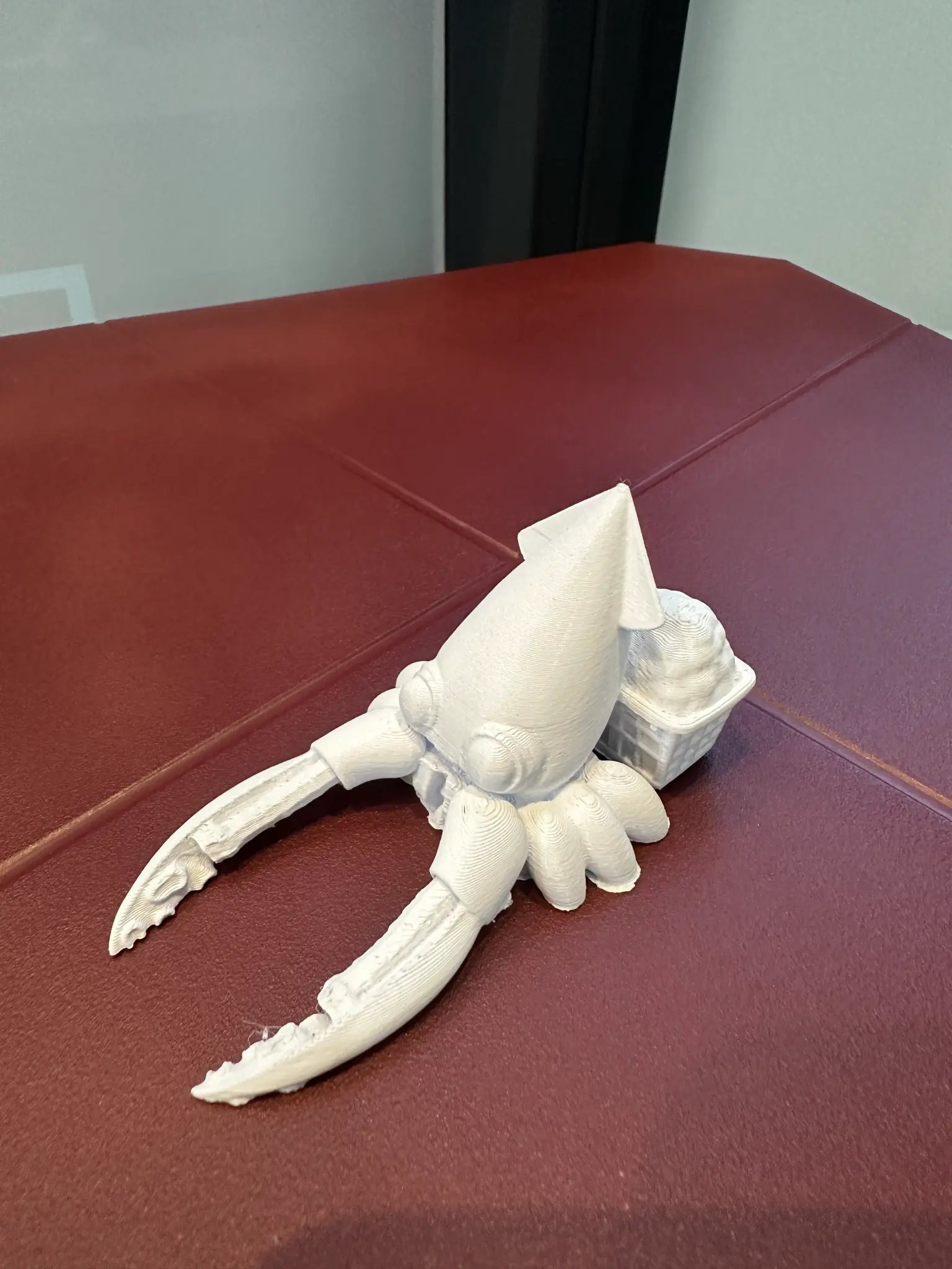 長い腕を広げた白い3D作品