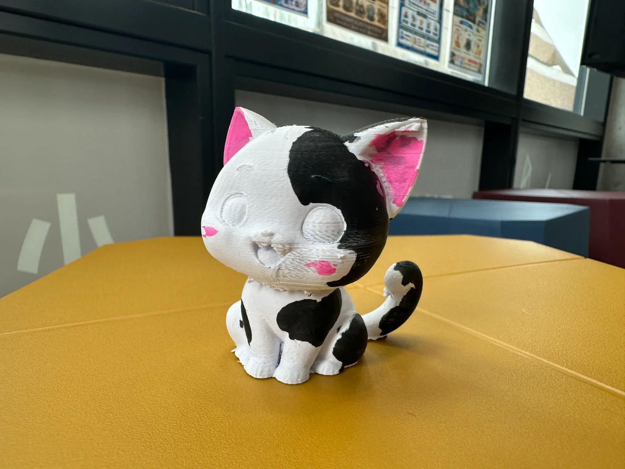白と黒の猫の3D作品