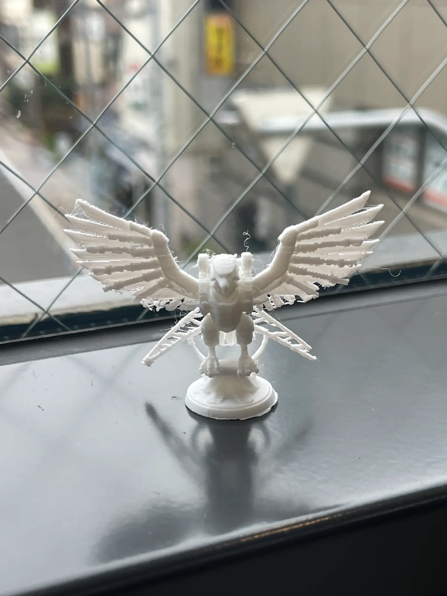 翼を広げた白い鳥の3D作品