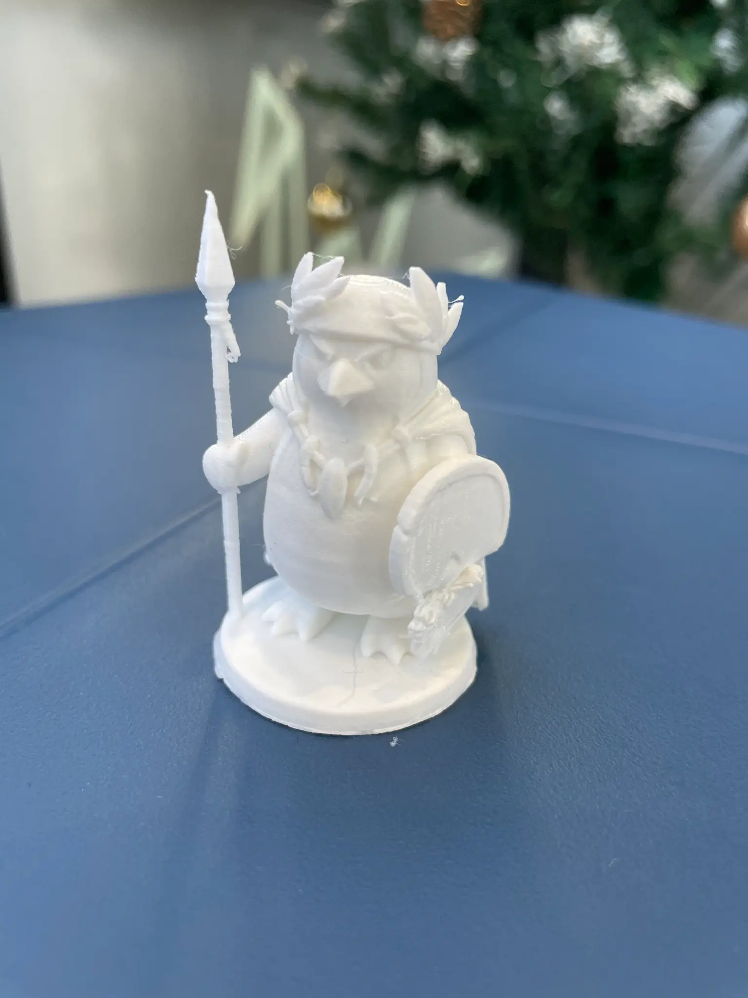 槍と盾を持つ白い3D作品